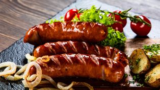 Koniec z nudną kiełbasą z grilla. Ta nacinana w marynacie to petarda