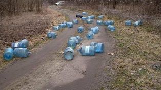 Dzikie wysypisko w gminie Łąck. Odpady porzucono w Koszelówce