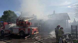 Ogień pochłonął stodołę i poddasze domu. Dramat w Róży Wielkiej