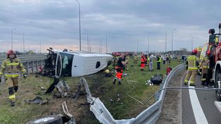 Dachowanie busa z ukraińską rodziną na A4. Dziecko i dorośli cudem uniknęli tragedii