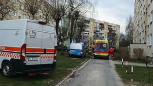 Pożar mieszkania na osiedlu Pułanki. Szybka akcja strażaków i bohaterska postawa 11-latków