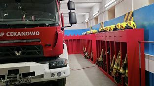 Nowe wyposażenie dla OSP Cekanowo. Strażacy otrzymali 28 szafek ubraniowych