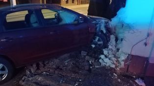 Pijany kierowca w Sochaczewie uderzył w budynek – ponad 2 promile alkoholu