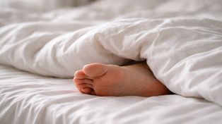 Wystawiasz nogi spod kołdry w nocy? Twoje ciało właśnie mówi ci coś ważnego