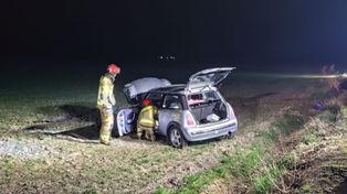 Dachowanie auta Mini Cooper pod Naruszewem. Kierowca trafił do szpitala!
