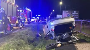 Czołowe zderzenie i dachowanie w Rudce. Dwie osoby trafiły do szpitala [zdjęcia]