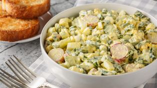 Goście będą pytać o przepis. Ta sałatka to hit każdego grilla!