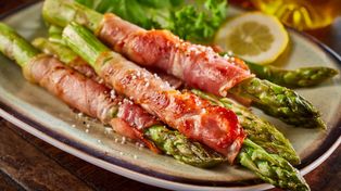 Chrupiący boczek i soczyste szparagi - grillowy hit, który musisz spróbować