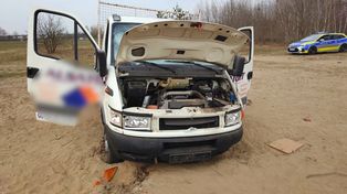 "To miała być zabawa". Ukradli auto, zakopali je w piasku i ruszyli po kolejne pojazdy