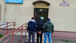 Czterech nastolatków zatrzymanych po zniszczeniu drzwi mieszkania w Połańcu