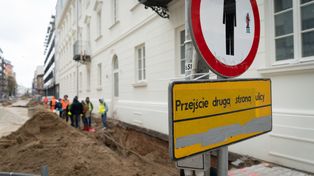 Kości pod chodnikiem w Warszawie. Sensacyjne odkrycie wstrzymało prace drogowe