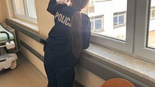 Dramat dwulatki w Łomży. Uciekła z mieszkania, gdzie trwała libacja