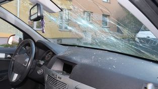 Pomyłka kosztowała go wiele. Zniszczył auto sąsiada, myśląc że to cudze