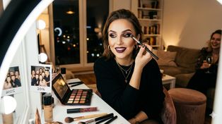 Koniec z "Clean Girl". Dlaczego w 2026 roku wszystkie chcemy znów wyglądać jak w 2016?