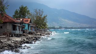 Ziemia się trzęsła przez minutę. Silne trzęsienie ziemi o magnitudzie 7,4 uderzyło w Indonezję.