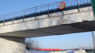 Wiadukt przy Kolejowej wymaga pilnej interwencji. Jest apel do miasta i PKP