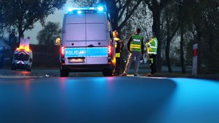 Wypadek na DK74 w Gierczycach. Zderzyły się trzy pojazdy, jedna osoba trafiła do szpitala