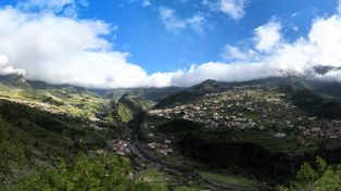 São Vicente na Maderze. Kaplica nad chmurami i wodospad przy drodze