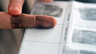 "Łowcy cieni" znów skuteczni. Dwa zatrzymania: kobieta trafi do więzienia, mężczyzna ukrywał się niemal 20 lat