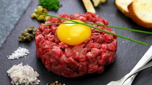 GIS ostrzega: groźna bakteria w tatarze wołowym. Sprawdź szczegóły