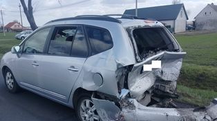 Kierowca nie zachował odległości. Groźna kolizja z udziałem rowerzysty