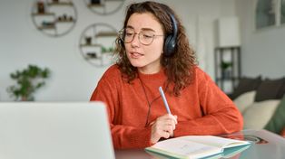 Uczysz się całego rozdziału, a potem robisz test? Badania pokazują skuteczniejszy układ nauki