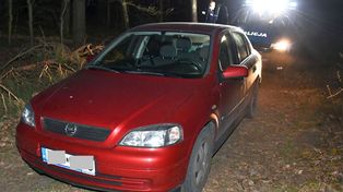 Uciekł przed policją, porzucił auto w lesie. 26-latek już z zarzutami