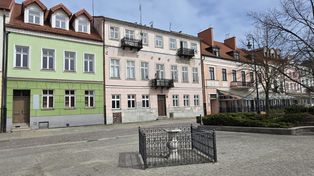 Odpadający tynk i brak remontów. Co dalej z kamienicami przy Starym Rynku?