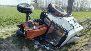 Ponad 3 promile i zakaz prowadzenia. Pijany kierowca ciągnika spowodował kolizję