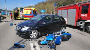 Groźne zderzenie z udziałem motocykla w gminie Brody. Śmigłowiec LPR w akcji po wypadku w Krynkach [zdjęcia]