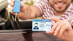 Wjechał pod zakaz w centrum miasta. Okazało się, że ma podrobione prawo jazdy