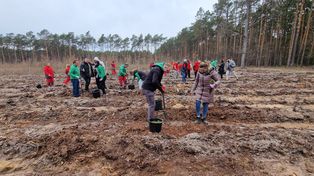 Pracownicy ORLENU sadzili drzewa pod Płockiem – ekologiczna akcja z okazji Dnia Ziemi!
