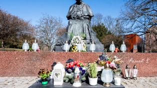 21:37 - pamiętamy... Kwiaty i "Barka" pod Pomnikiem św. Jana Pawła II [fotorelacja]