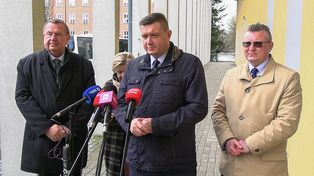 Konferencja PiS w Pile: politycy komentują SAFE, Trybunał i zwolnienia w Signify