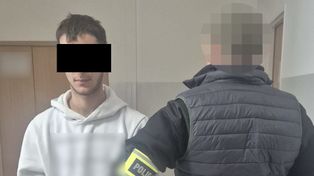 Podszywali się pod bliskich i bankowców. Wpadli przy bankomacie z gotówką