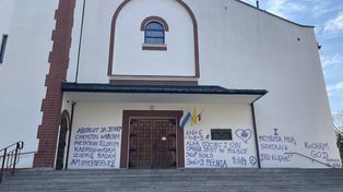 Profanacja kościoła w Trzebini. Nieznani sprawcy zdewastowali świątynię sprejem