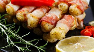 Takich szaszłyków jeszcze nie jadłaś. Chrupiący boczek, kremowe halloumi i soczysta cukinia