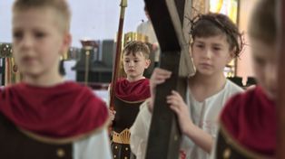 Dzieci poruszyły tłumy w Wielki Piątek. Wyjątkowa Droga Krzyżowa zakończona owacjami