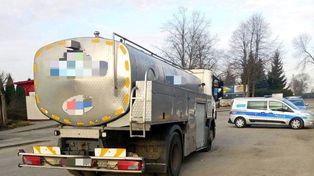 Policja zatrzymała ciężarówkę z wyciekiem mleka. Opony nadawały się tylko do utylizacji!