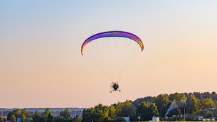 Piła: Nie żyje paralotniarz. Dramat na lotnisku