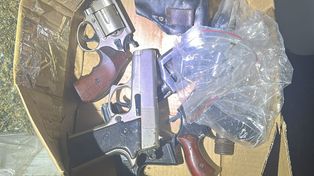 "Arsenał jak z filmu gangsterskiego". W Małopolsce zatrzymano ogromną ilość broni, narkotyków i nielegalnego alkoholu