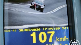 Pędził 107 km/h przez teren zabudowany. Stracił prawo jazdy i dostał wysoki mandat