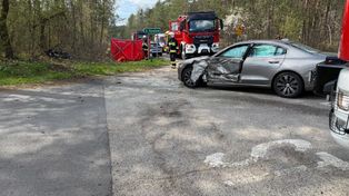 Tragedia na krajowej "42" w powiecie starachowickim. 20-letni motocyklista zginął w zderzeniu z Volvo [zdjęcia]