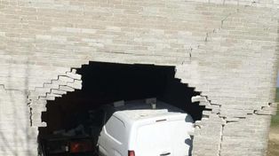 Wbił się autem w budynek gospodarczy. Groźny poranek w Stryczowicach