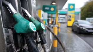 "Ulga na stacjach, ale kieszenie kierowców wciąż bolą" – w Irlandii spadają ceny paliw po obniżce akcyzy