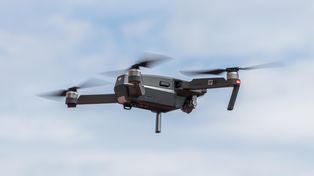 Nielegalny lot dronem nad rafinerią. Policja zatrzymała nastolatka