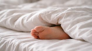 Wystawiasz nogi spod kołdry w nocy? Twoje ciało właśnie mówi ci coś ważnego