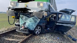 Tragiczny wypadek na przejeździe kolejowym w Ogorzelicach. Szynobus zderzył się z samochodem!