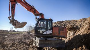 Śmieciowy biznes pod lupą służb. 16 osób zatrzymanych w sprawie nielegalnych odpadów