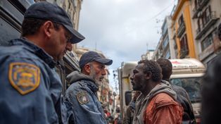 Hiszpania otwiera drzwi dla pół miliona migrantów. Sánchez nazywa to "aktem sprawiedliwości", opozycja – "oburzającą nagrodą"